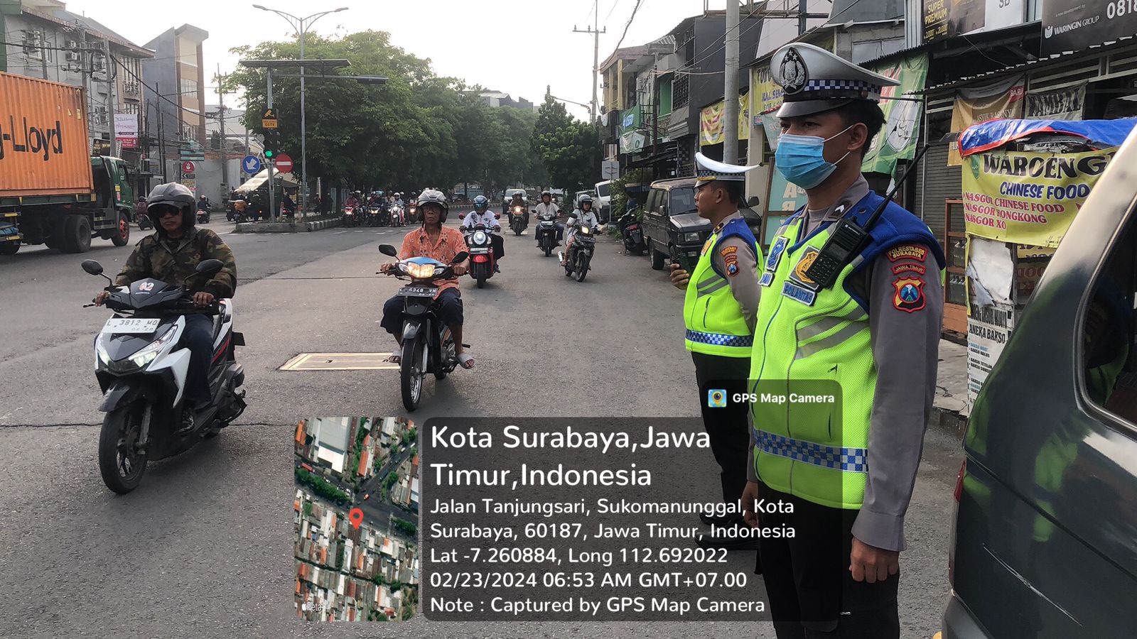 Petugas lalu lintas mengatur arus lalu lintas di wilayah Kediri